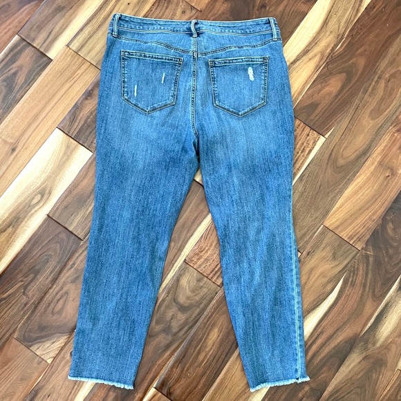 EVRI Size 16W Distressed Tulip Raw Hem High Rise Ankle Jeans Medium Wash Stretch - Picture 6 of 10